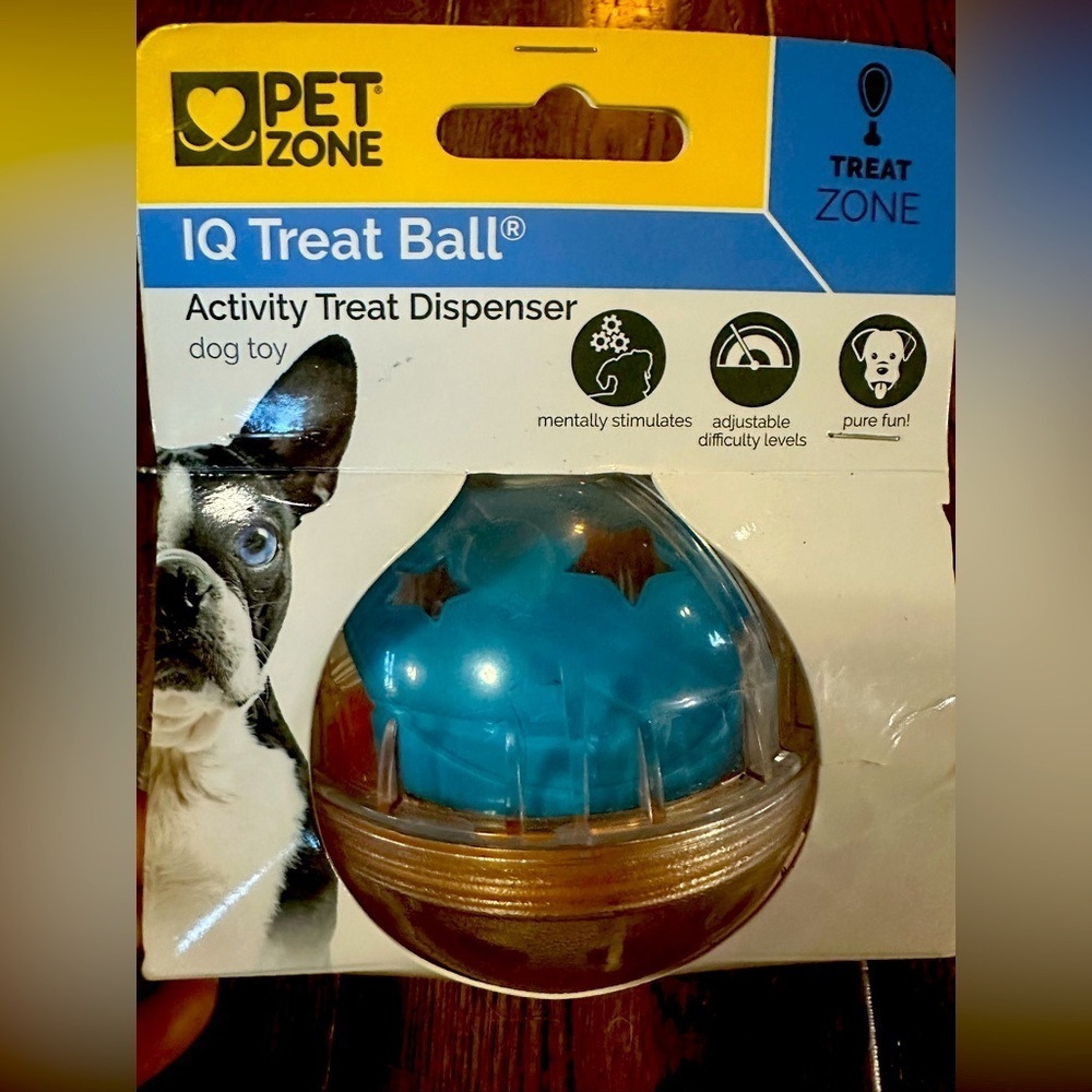 NWT Pet Zone IQ Treat Ball Activity Treat Dispenser Dog Toy.